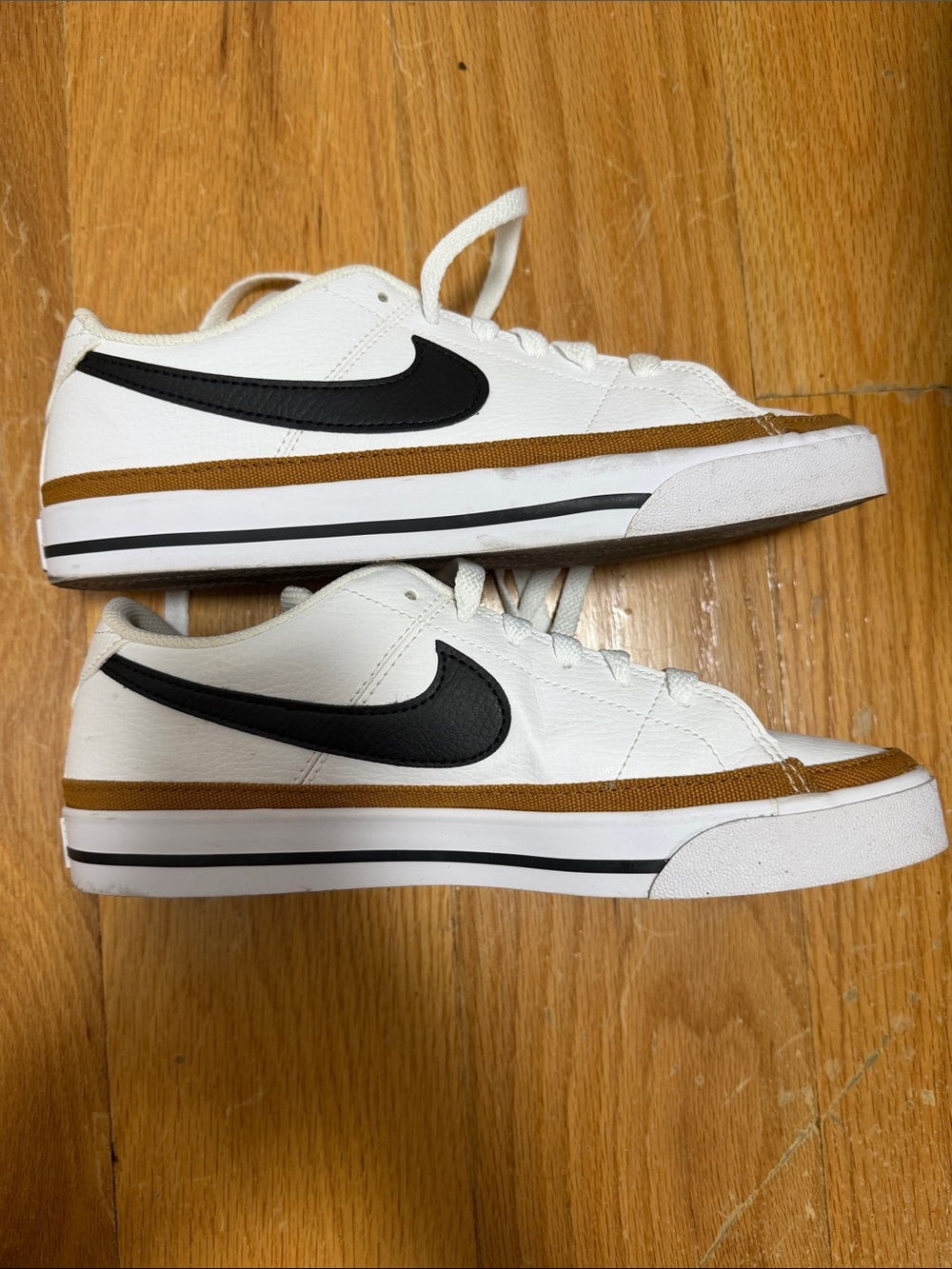 Nike Court White Low-Top Sneakers - Picture 7 of 11